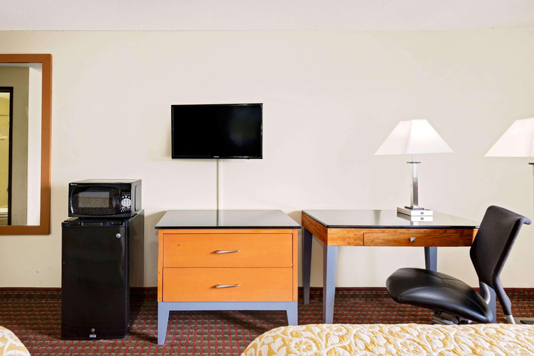 Bedroom 3, Days Inn by Wyndham Fort Dodge, Webster