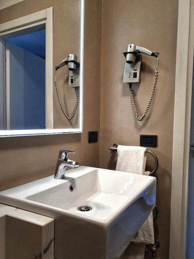 Bathroom 5, Hotel Desenzano, Brescia