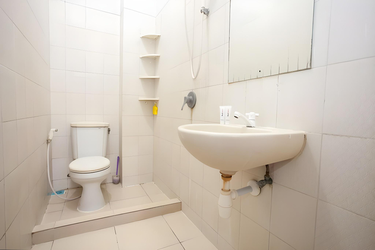 Bathroom, RedDoorz Syariah near Taman Bungkul (permanently closed), Surabaya
