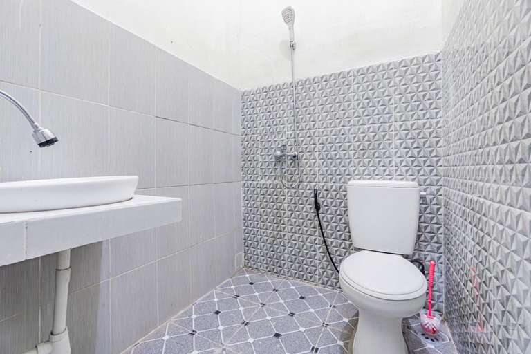 Bathroom, OYO Life 93978 Wisma Homestay Syariah, Surabaya