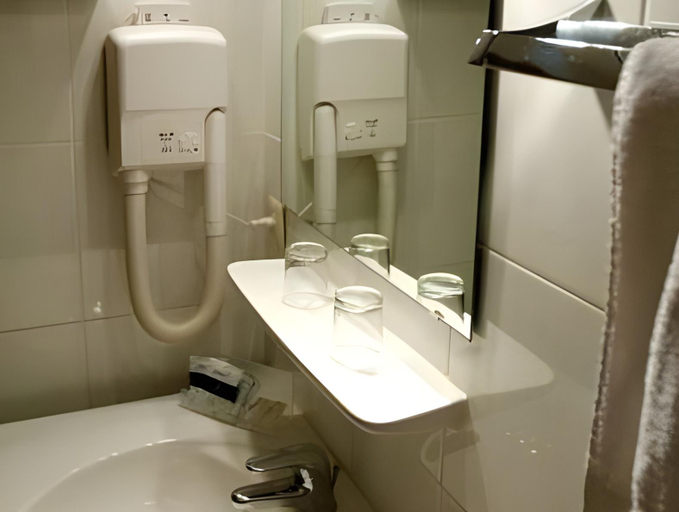 Bathroom 2, Alpha Hotel and Aparthotel, Vlaams Brabant