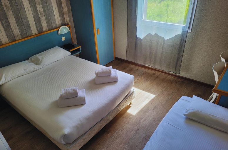 Bedroom 2, Hotel Restaurant Les Chataigniers, Ardèche