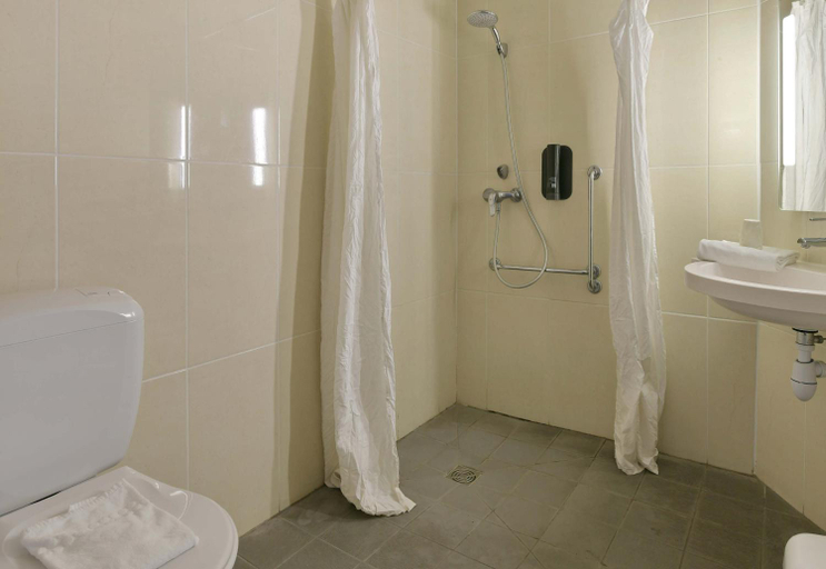Bathroom 4, B&B HOTEL Le Mans Nord 1, Sarthe