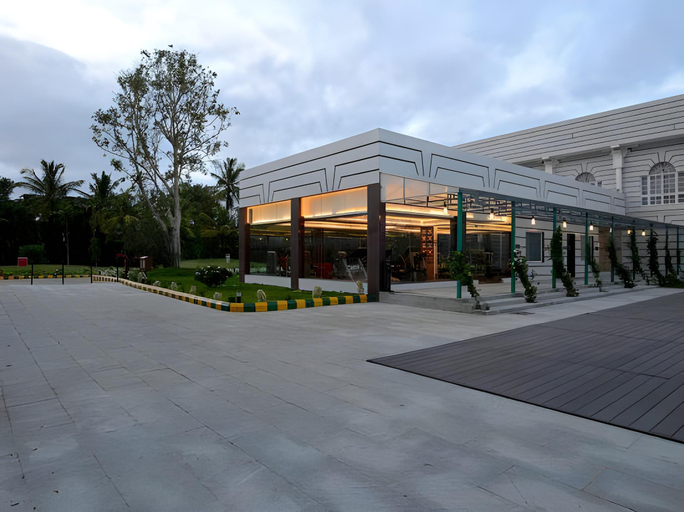 Exterior & Views