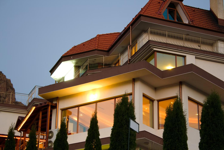 Others 3, Семеен хотел Кристал, Smolyan