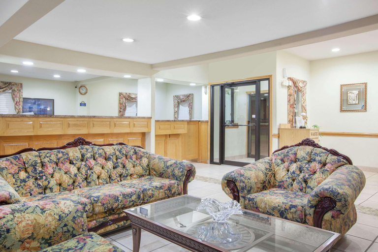 Public Area 2, Days Inn by Wyndham Centerville, Leon