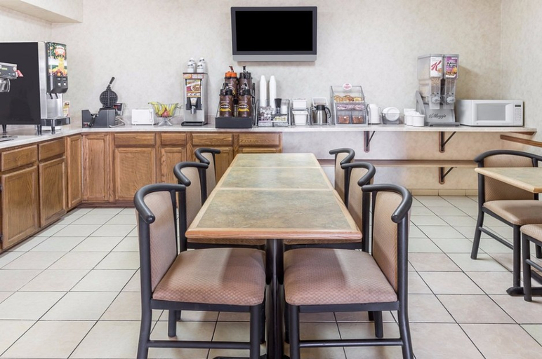 Food & Drinks 5, Super 8 By Wyndham Woodstock, McHenry