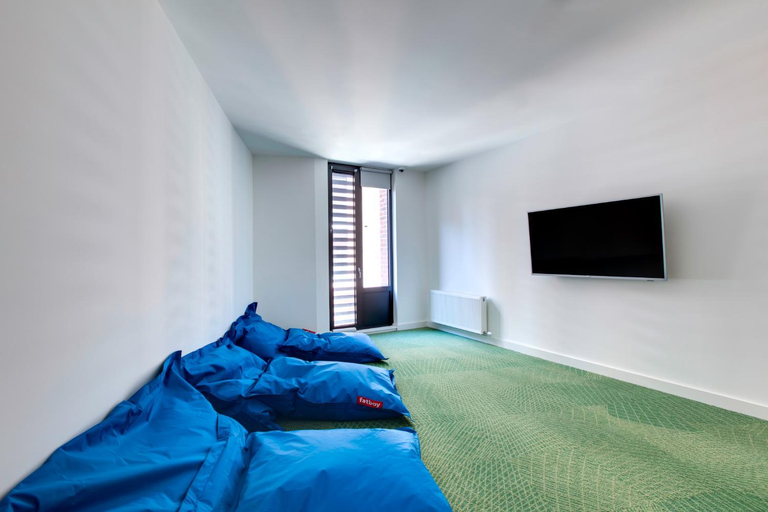 Bedroom, Yugo Lee Point