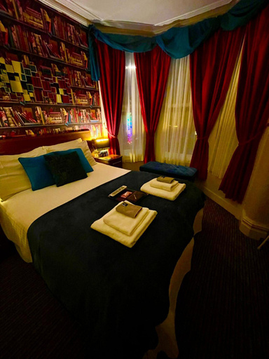 Others 5, Gabrielles, Blackpool