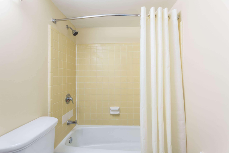 Bathroom 5, Howard Johnson by Wyndham Virginia Beach At The Beach, Virginia Beach