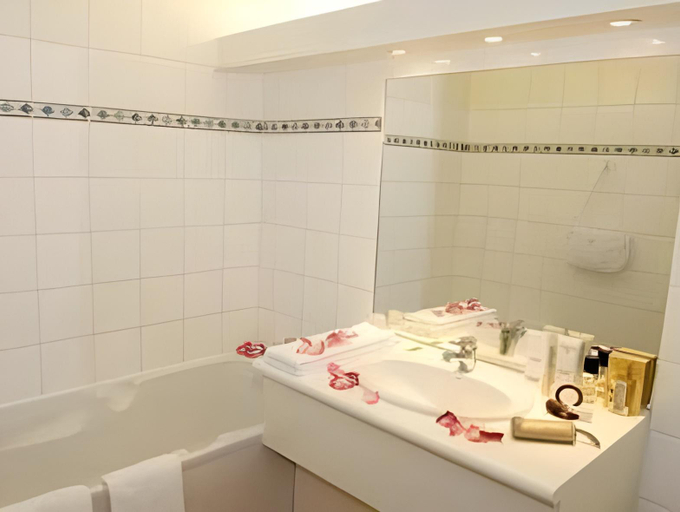 Bathroom 3, Hotel du Pot d'Etain, Marne
