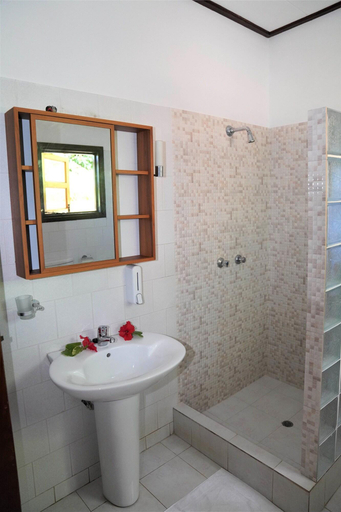 Bathroom, Bernique Guest House