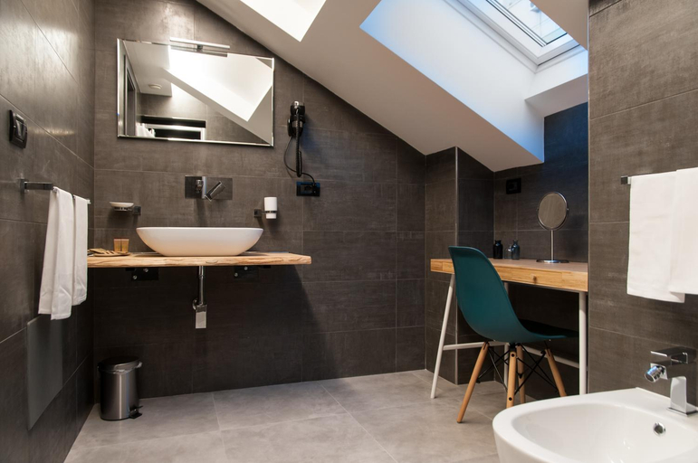 Bathroom 2, IRON Hotel, Bari