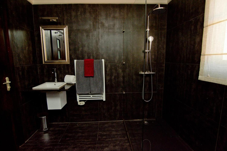 Bathroom 4, The Citizen, Analamanga