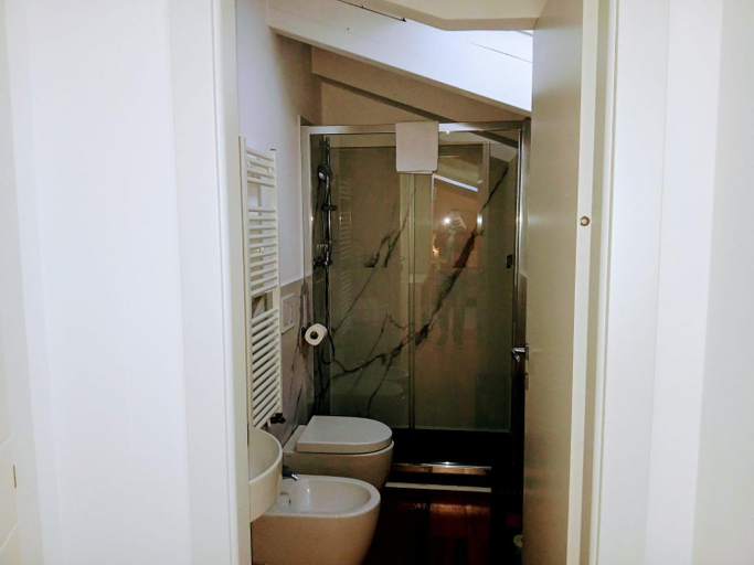 Bathroom 2, Corte Sant'Orsola 4, Bologna