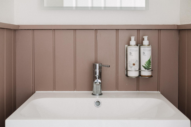 Bathroom, The Pelican Inn, Wiltshire