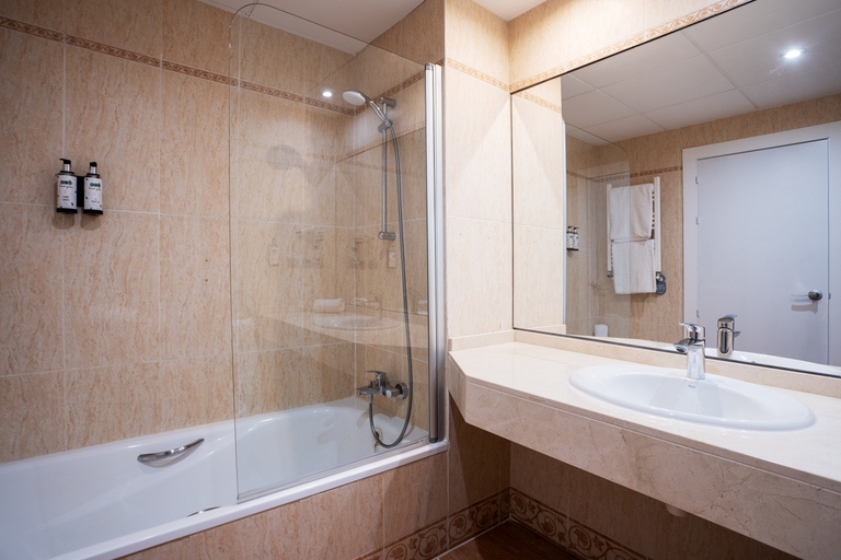 Bathroom 5, Ponient Piramide Salou by PortAventura World, Tarragona