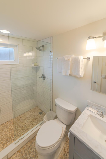 Bathroom 3, Driftwood Resort on the Ocean, Suffolk