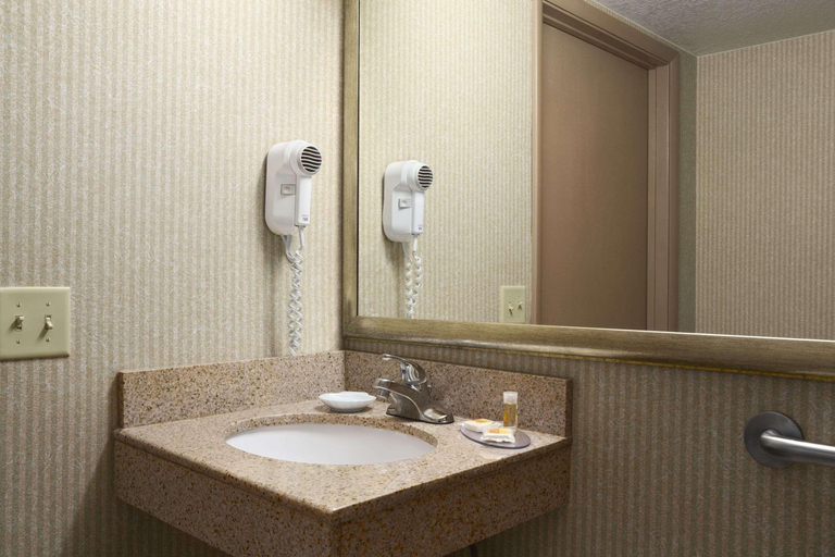 Bathroom 4, Days Inn by Wyndham Rock Falls, Whiteside