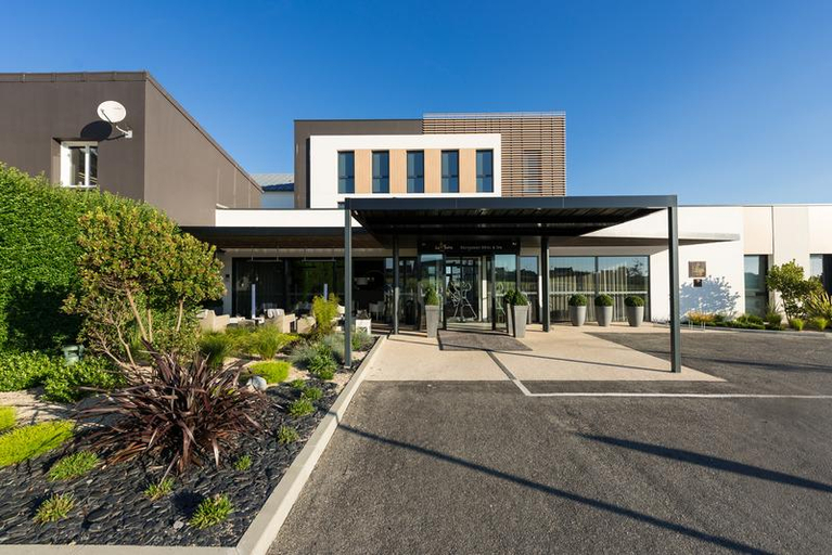 Exterior & Views