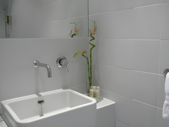 Bathroom 3, Le Limas, Vaucluse