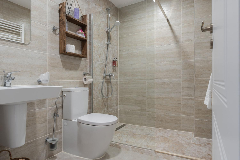 Bathroom 3, Tiarra Mountain Lodge, Belis