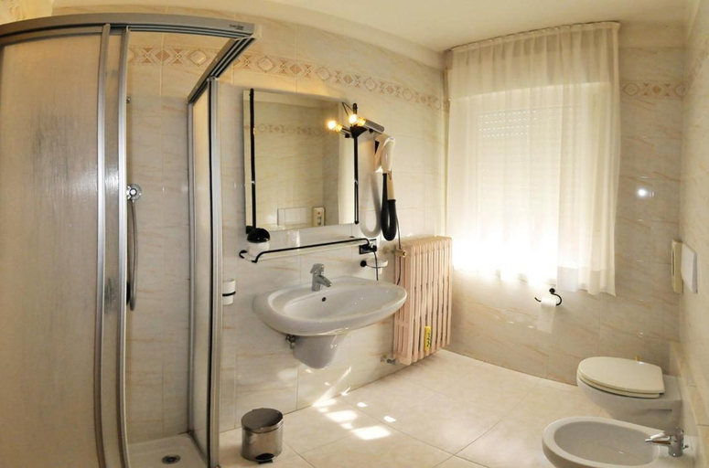 Bathroom 3, Albergo Alla Torre, Trento