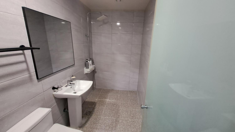 Bathroom, Queen Hotel, Muan