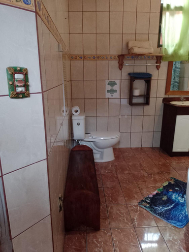 Bathroom 2, Natural Pacific Suites, private family rooms, Aguirre