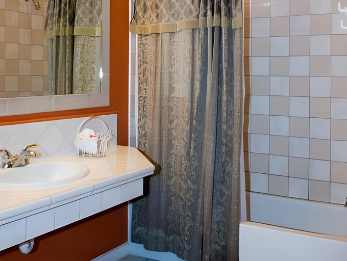 Bathroom 3, Great House Inn