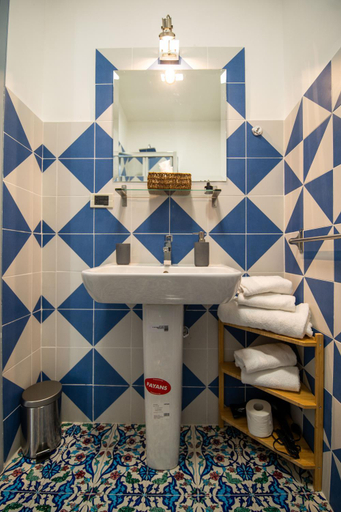 Bathroom 4, D' Angleterre, Salerno