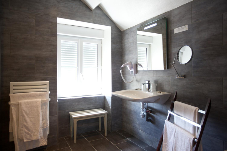 Bathroom, logis hotel Le petit breuil, Creuse