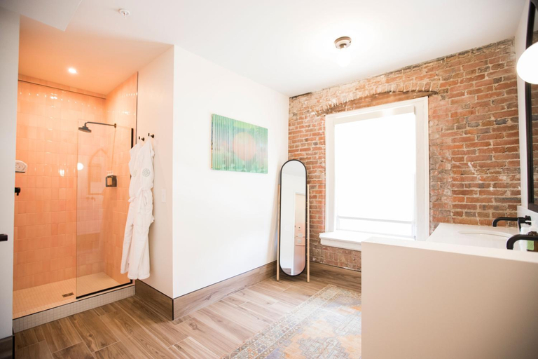 Bathroom 4, The Russell, Davidson