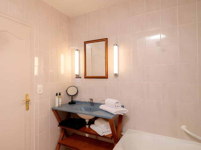 Bathroom 5, Château de Fontanges, Aveyron