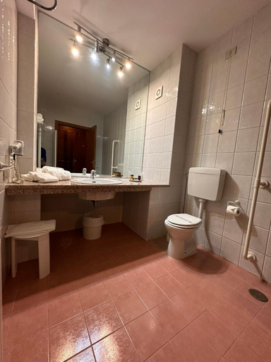 Bathroom 4, Hotel Corona & Spa , adults-only hotel 14 plus, L'Aquila