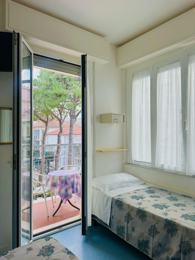 Bedroom 4, Hotel Erika, Rimini