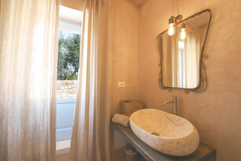 Bathroom 4, TD Lamiamola Stylish Trulli Lamie with Pool, Brindisi
