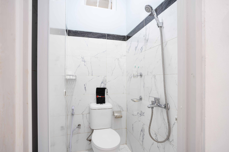 Bathroom 5, RedDoorz @ Matraman, East Jakarta