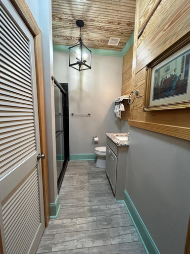 Bathroom 3, Chipley's Squareview Inn, Leake