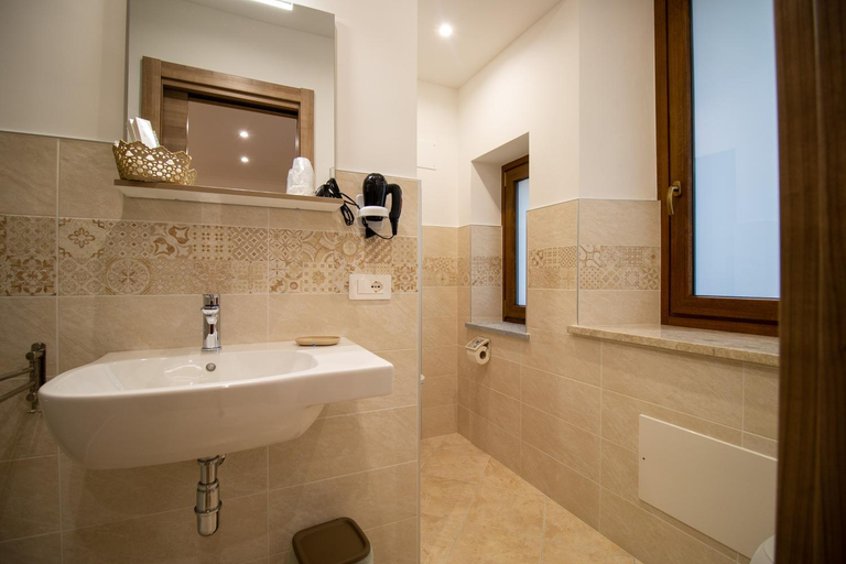 Bathroom 3, La Casa del Postino, Cuneo