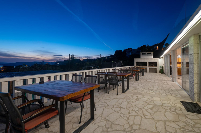 Food & Drinks 5, Villa Hills, Makarska