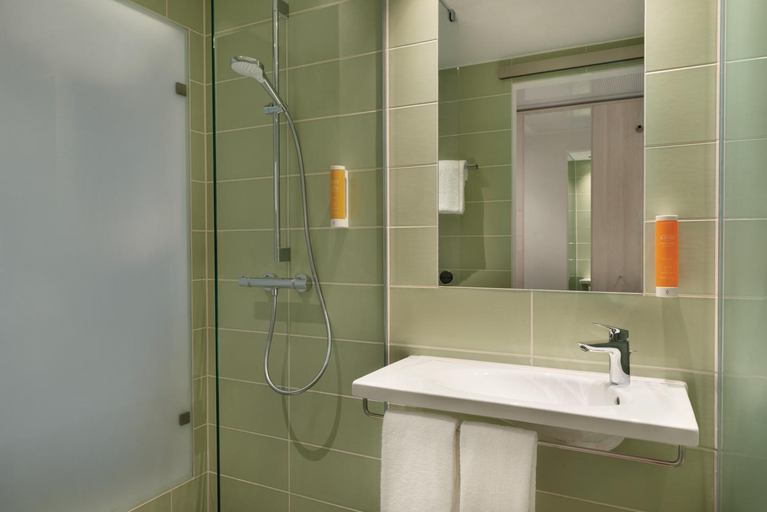 Bathroom 5, Super 8 by Wyndham Augsburg, Augsburg