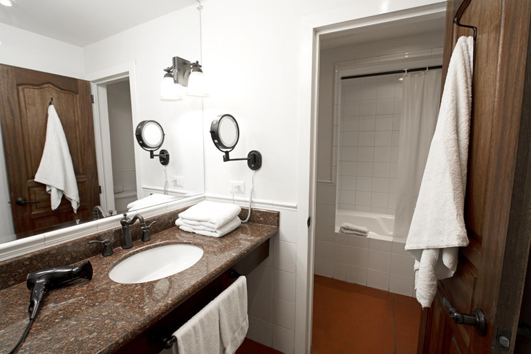 Bathroom 4, Hotel Isla de Flores, Flores