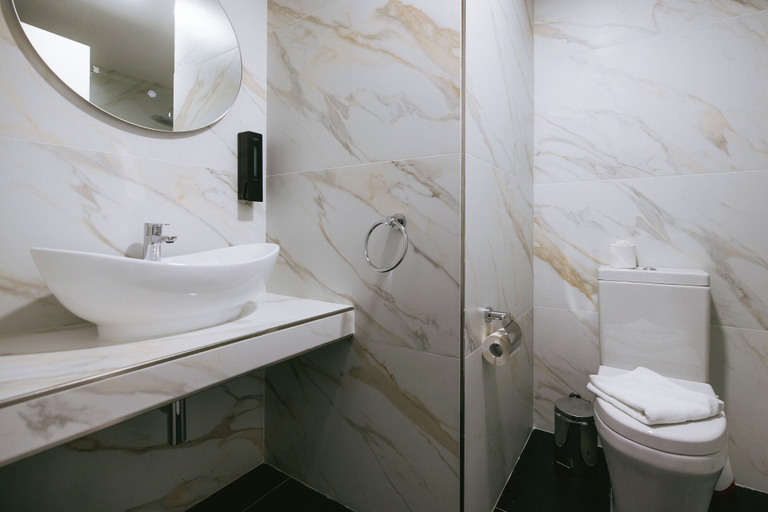 Bathroom 5, Vegas Resort, St Julian's