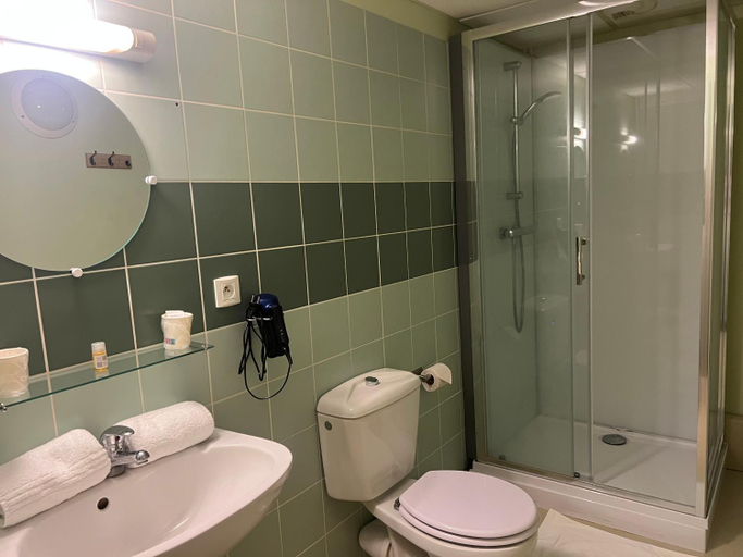 Bathroom 3, Auberge de la Planeze, Cantal