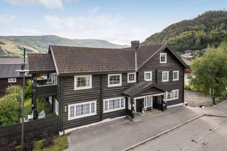 Exterior & Views