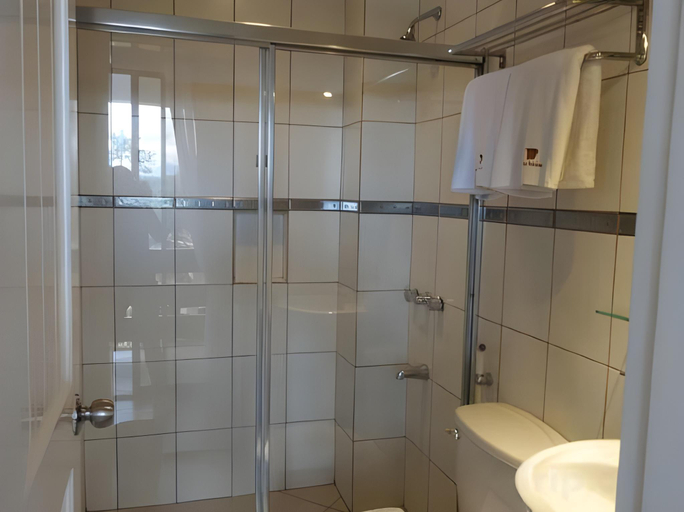 Bathroom, Mines View Park Hotel, Baguio City