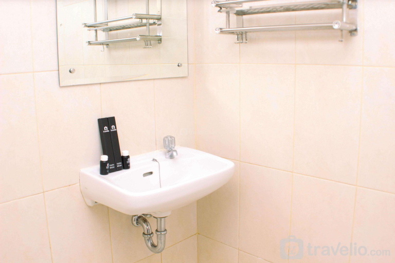 Bathroom 4, Stunning Studio Springlake Summarecon By Travelio, Bekasi