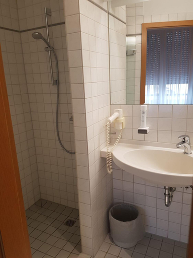 Bathroom 2, Landgasthof Hotel Gruner Baum, Nürnberg