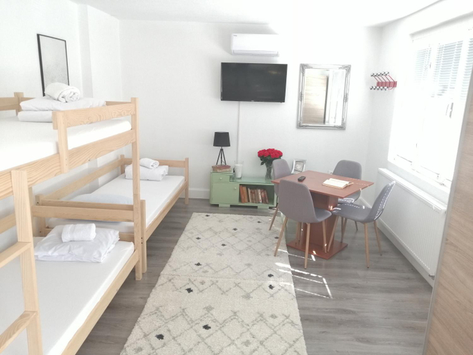 Others 5, Hostel Eva, Karlovac